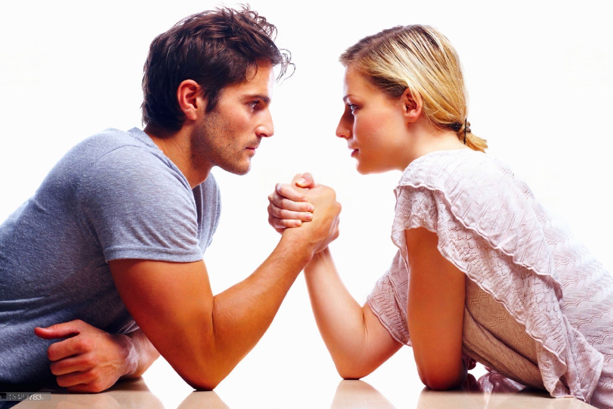 2 дамы и мужчина. Взаимоотношения мужчины и женщины. Мужчина и женщина спорят. Ссора между мужчиной и женщиной. Спор между мужчиной и женщиной.